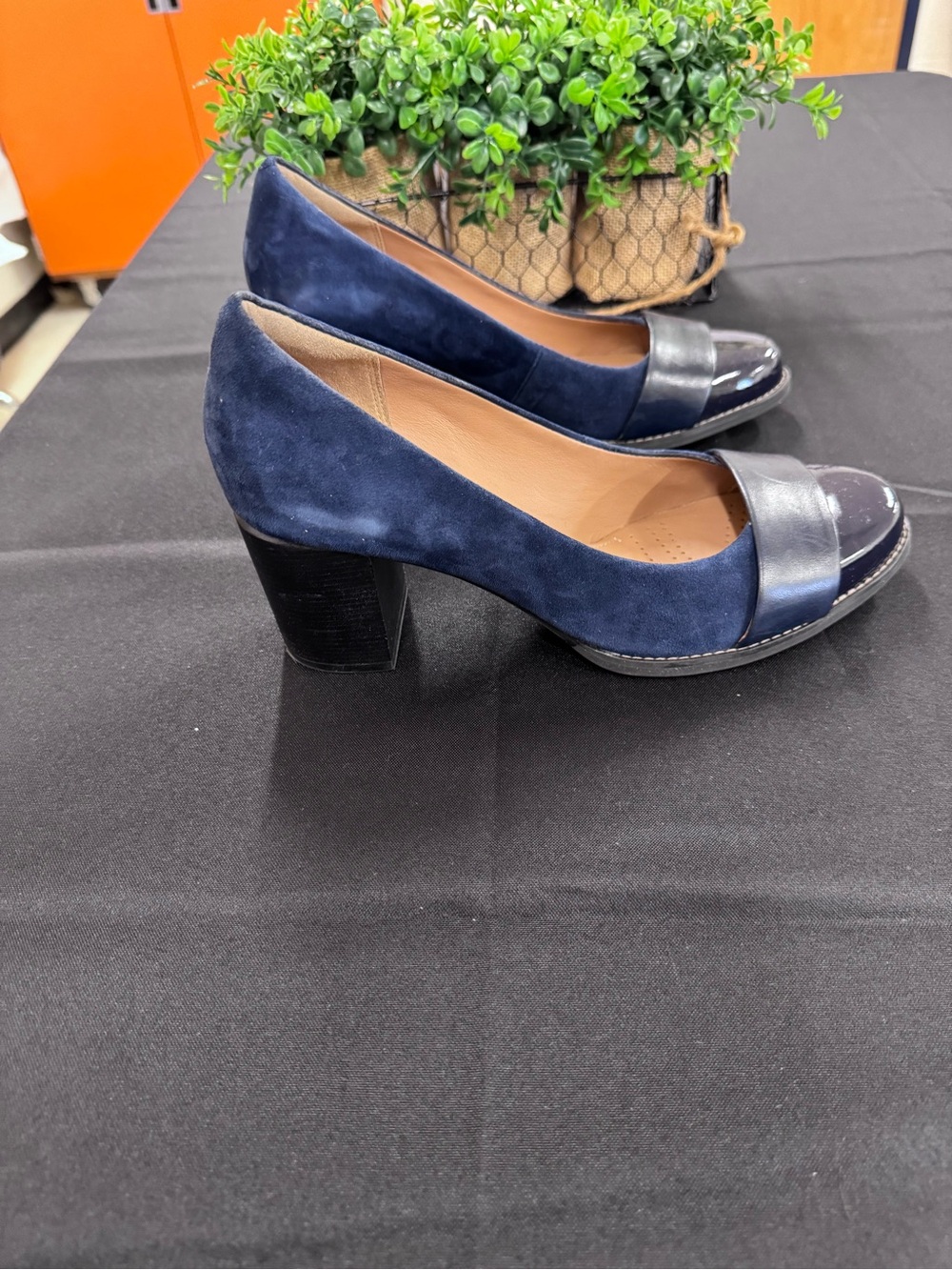 Clarks Navy Blue Suede Block Heel Pumps – Preowned - Picture 3 of 10